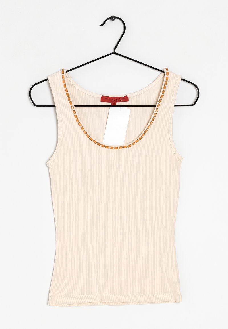Béžové žebrované tílko na černém ramínku s kulatým výstřihem zdobeným malými obdélníkovými světle hnědými dekorativními prvky.