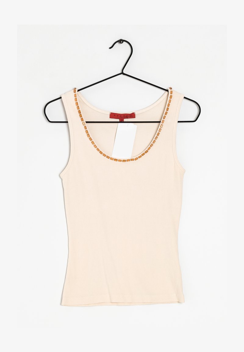 Béžové žebrované tílko na černém ramínku s kulatým výstřihem zdobeným malými obdélníkovými světle hnědými dekorativními prvky.