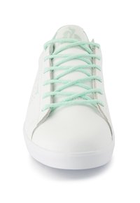 Sneaker bianca con lacci verde menta, materiale in pelle liscia, punta arrotondata e dettaglio laterale perforato. Presenta una suola in gomma bianca.