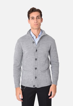 Cardigan grigio a maglia con colletto a scialle, dotato di bottoni sul davanti e due tasche anteriori, filato testurizzato e polsini a costine.