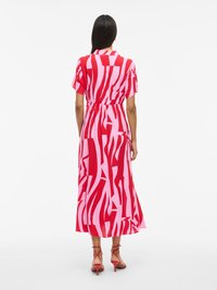 Maxi kleit kaelusekujulise dekoltee ja julge abstraktse mustriga, mille värvid on punane ja roosa. Kerge kangas ja kokkusurutud talje.