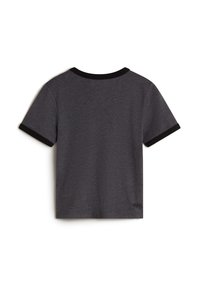 Grå T-shirt med korte ærmer og sorte ribbede kanter ved hals og ærmer, med et lille logo nederst til venstre. Bomuldsstof, glat tekstur.