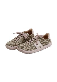 Zapatillas de leopardo con parte superior de tela beige, cordones rosas y suela de goma. Presenta un acento de logo y un patrón texturizado en la tela.