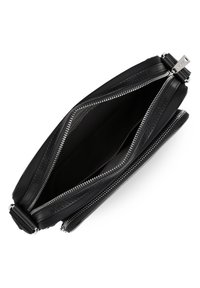 Borsetta nera in pelle con zip argentate, con tasca interna. Texture liscia e design minimalista per un uso pratico.