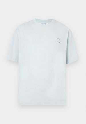 Väikevalge sinist värvi lühikeste varrukatega T-särk ümmarguse kaelusega ja kahe trükitud "SAMSØE" logoga vasakul rinnal. Valmistatud pehmest kangast.