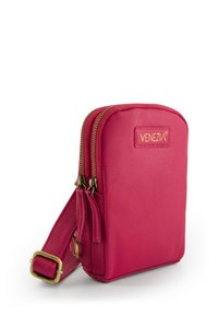 Lyserød læder crossbody taske med en glat overflade, guld lynlås og et mærkepatch. Har en justerbar rem og en kompakt rektangulær form.