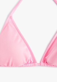 Roze bikini top met een driehoekige cupontwerp en geplooide details. Gemaakt van gladde, rekbare stof met dunne bandjes.