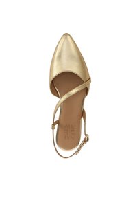 Scarpa con tacco alto color oro metallizzato, con punta affusolata, una singola cinghia alla caviglia e una superficie liscia. L'interno presenta il nome del marchio in rilievo.