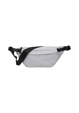 Succoso marsupio bianco in tessuto con chiusura a cerniera, tracolla nera regolabile e texture liscia. Presenta un design minimalista senza motivi.