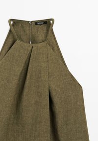 Zelená halter top z texturované látky, s zadním zipem a skladbovým designem pro strukturovaný vzhled.