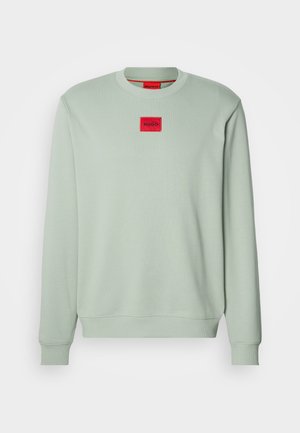 Světle zelená mikina s kulatým výstřihem a dlouhými rukávy, se středním červeným štítkem označeným "HUGO" na hrudi.