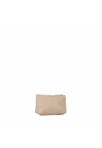 Beige lærredspose med en tekstureret overflade, rektangulær form og lynlås lukning på toppen. Velegnet til opbevaring af små genstande.