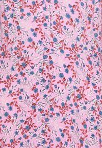 Tissu rose avec un imprimé floral comprenant de petites fleurs bleues et des branches rouges. Le motif est détaillé avec de délicates accents de feuilles blanches.