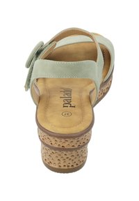 Sandalo platform in pelle verde con doppie cinghie e dettaglio a fiocco. Suola leggera e testurizzata. Soletta morbida e imbottita per il comfort.