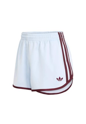 Pantalones cortos deportivos blancos con ribetes granate, tres rayas laterales, cintura elástica y logo de trébol de Adidas en la pierna izquierda.