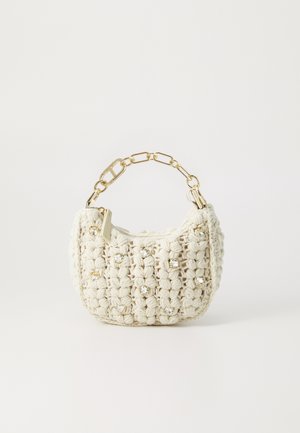 Valge heegeldatud käekott, millel on tekstureeritud pind, kaunistatud selgete vääriskividega, sisaldab kuldset ahela käepidet.