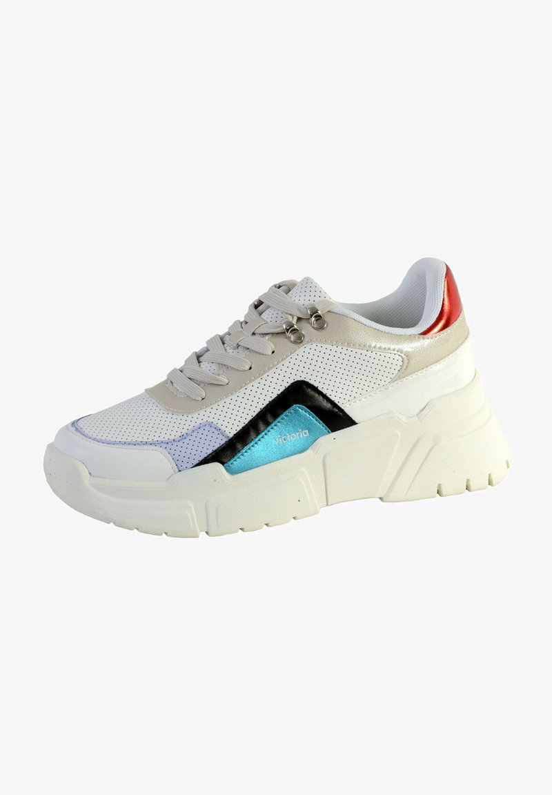 Sneakers chunkys en tissu maillé beige, blanc et noir avec un accent argenté brillant et un détail bleu. Présente une épaisse semelle en caoutchouc blanche et des lacets.