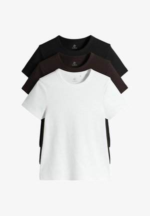 Drei gerippte Kurzarm-T-Shirts mit Rundhalsausschnitt in Schwarz, Dunkelbraun und Weiß, von vorne nach hinten vor einem weißen Hintergrund geschichtet.