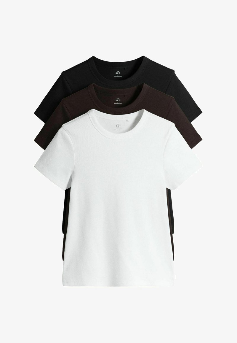 Trois t-shirts à manches courtes à col rond côtelés en noir, marron foncé et blanc, superposés de l'avant vers l'arrière sur un fond blanc.