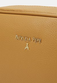 Patrizia Pepe HANDBAG - Borsa a tracolla - eternitybrown