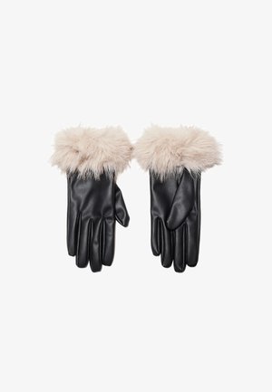 Mustat nahkahanskat beige-paksupohjaisten turkissuojuksien kanssa, asetettuna vierekkäin valkoista taustaa vasten.