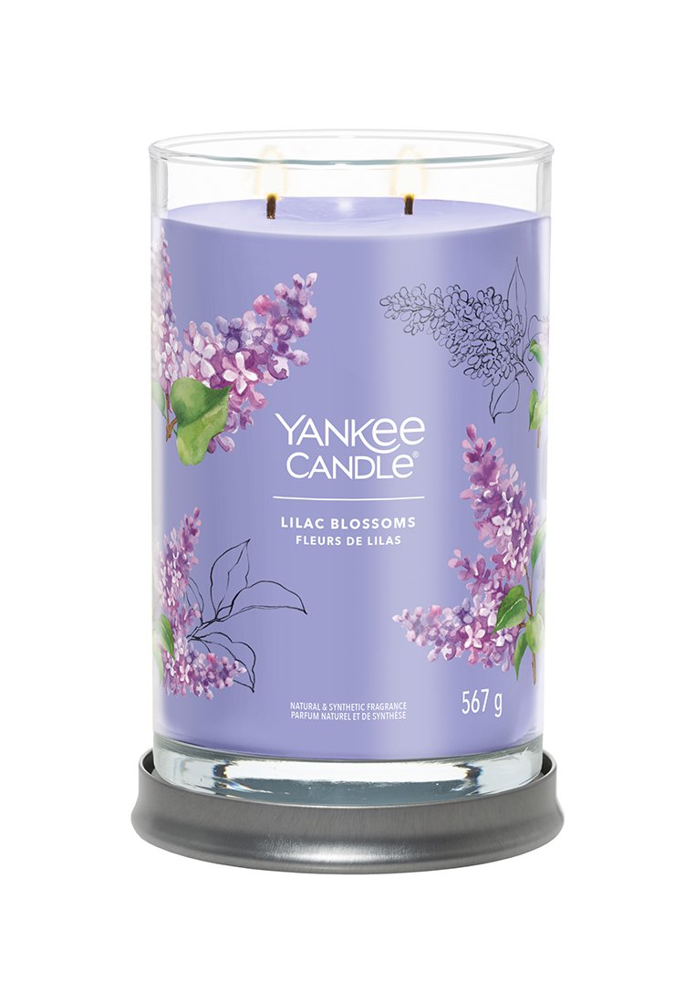 Die Lilac Blossoms Kerze von Yankee Candle in einem klaren Glasgefäß mit lavendelfarbenem Wachs und floraler Kunst, ausgestattet mit zwei Dochten und einem schwarzen Boden.
