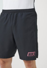 Nike Performance ACADEMY 23 - Pantalón corto de deporte - black/sunset pulse