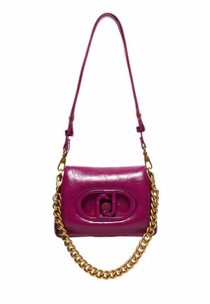 Geantă de mână din piele magenta, cu curea de lanț aurie, având un logo proeminent în centru, textură netedă și o formă dreptunghiulară bine definită.