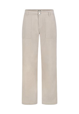 Beige gerade geschnittene Hosen mit aufgesetzten Taschen vorne, Gürtelschlaufen und Knopfverschluss auf einem weißen Hintergrund.