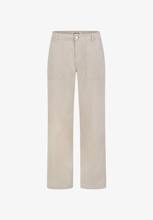 Beige gerade geschnittene Hosen mit aufgesetzten Taschen vorne, Gürtelschlaufen und Knopfverschluss auf einem weißen Hintergrund.