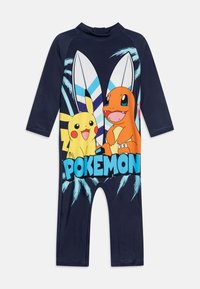 Temno modro kopalno obleko z grafiko Pikachu in Charmander, dolge rokave, sprednji zadrgo in igrivim logotipom Pokémon na pasu.