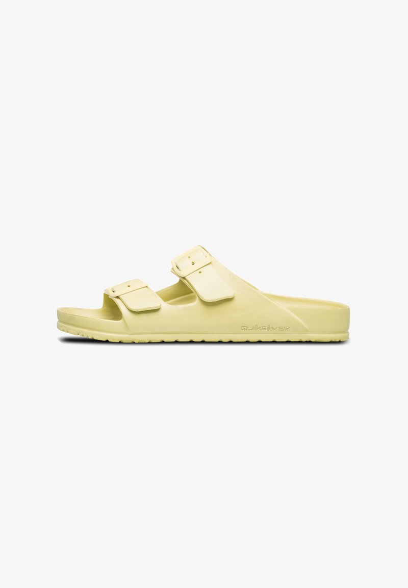 Chinelos de deslizar amarelo claro, feitos de espuma texturizada, com duas correias ajustáveis com fivelas quadradas e uma sola confortável.