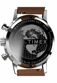 Montre en acier inoxydable avec un cadran globe noir, un bracelet en cuir marron et du matériel en argent. Elle est dotée de sous-cadrans chronographes et d'une résistance à l'eau.
