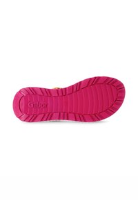 Gabor schoenzool, roze rubber met textuur en loopvlakpatroon, met gegraveerd logo. Vorm is vlak met een ronde neusontwerp.