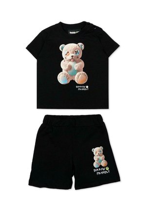 Dwuczęściowy zestaw dla czarnych dzieci z grafiką misia i napisem "Barrow Friendly" na koszulce oraz szortach.