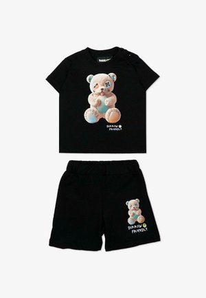Conjunto de dos piezas para niños negros con gráfico de oso de peluche y texto "Barrow Friendly" en la parte superior y los pantalones cortos.