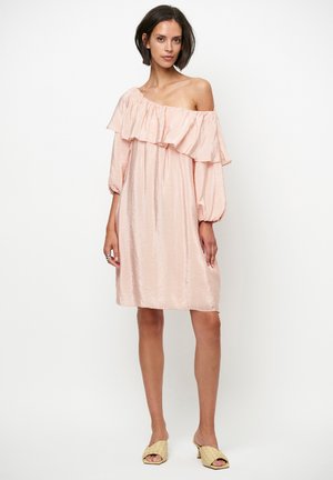 Off-shoulder lichtroze jurk met een geplooide halslijn en driekwartmouwen, met een gestructureerd oppervlak en een losse pasvorm.