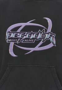 Zwarte hoodie met een grafisch logo "peggdor MOST ALIVE" in paarse en iriserende afwerkingen, met een voorzak. Zachte textuur.