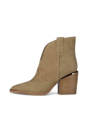 Botín beige de ante con punta puntiaguda, tacón de bloque de madera y costura decorativa en el lateral y el frente.