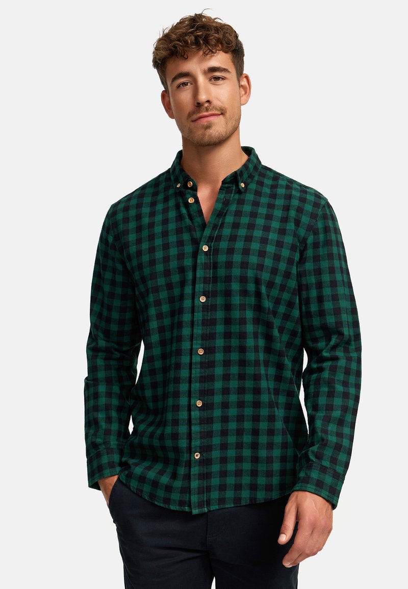 Zeleno-černá kostkovaná flanelová košile s límečkem na knoflíky, vyrobená z dřevěných knoflíků a s dlouhými rukávy. Hladká textura látky.