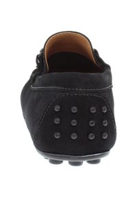 Schwarze Wildleder-Loafer mit abgerundetem Rücken, ausgestattet mit gummierten Noppenakzenten an der Sohle und kontrastierenden Nähten entlang der Kanten.