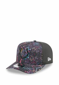 Casquette noire ornée d'un motif éclaboussé coloré avec des teintes de bleu, rose et jaune. Elle présente un logo brodé à l'avant et une visière plate.