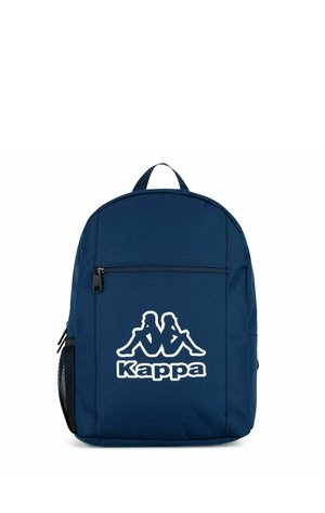 Mørkeblå Kappa rygsæk med front lynlåslomme, sort net sidelomme og hvidt Kappa-logo med to siddende silhuetter.
