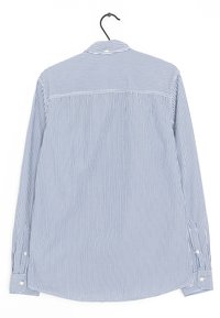 Camicia a maniche lunghe, con bottoni, a righe verticali blu e bianche. Realizzata in tessuto dal tocco morbido, con polsini a bottone.