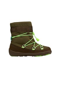 Bruine waterdichte laars met groene accenten, voorzien van een gevoerde bovenkant, elastische veters en een rubberen zool, ontworpen voor buitengebruik.