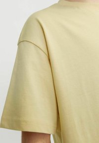 Jack & Jones Junior JORVESTERBRO SS CREW NECK NOOS - Marškinėliai su spaudiniu - italian straw