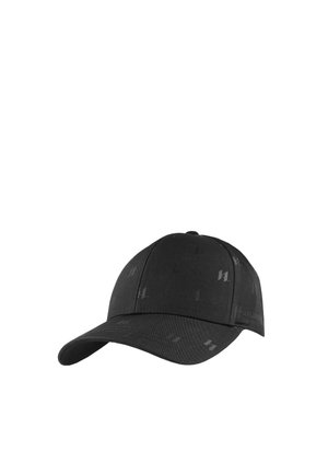 Casquette de baseball noire avec un motif logo répété subtil et une visière incurvée sur fond blanc.