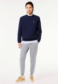 Lacoste Treniņtērpa apakšdaļas - light grey