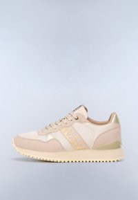 Beżowo-kremowy sneaker z delikatnymi złotymi akcentami, panelami z siateczki, wiązaniem na sznurówki oraz brandingiem "NAPAPIJRI" po boku.