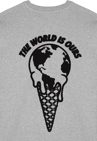 Grijze sweatshirt met een zwart geborduurd ontwerp van een smeltende ijsco in een hoorntje met een wereldbol, en de tekst "DE WERELD IS VAN ONS."